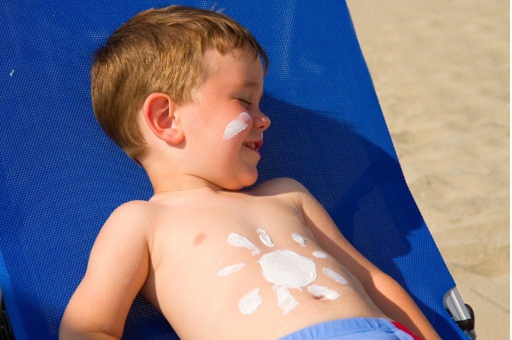 Παιδί & έκθεση στον ήλιο Ποια είναι τα κατάλληλα μέτρα προστασίας ανάλογα με την ηλικία του παιδιού μας