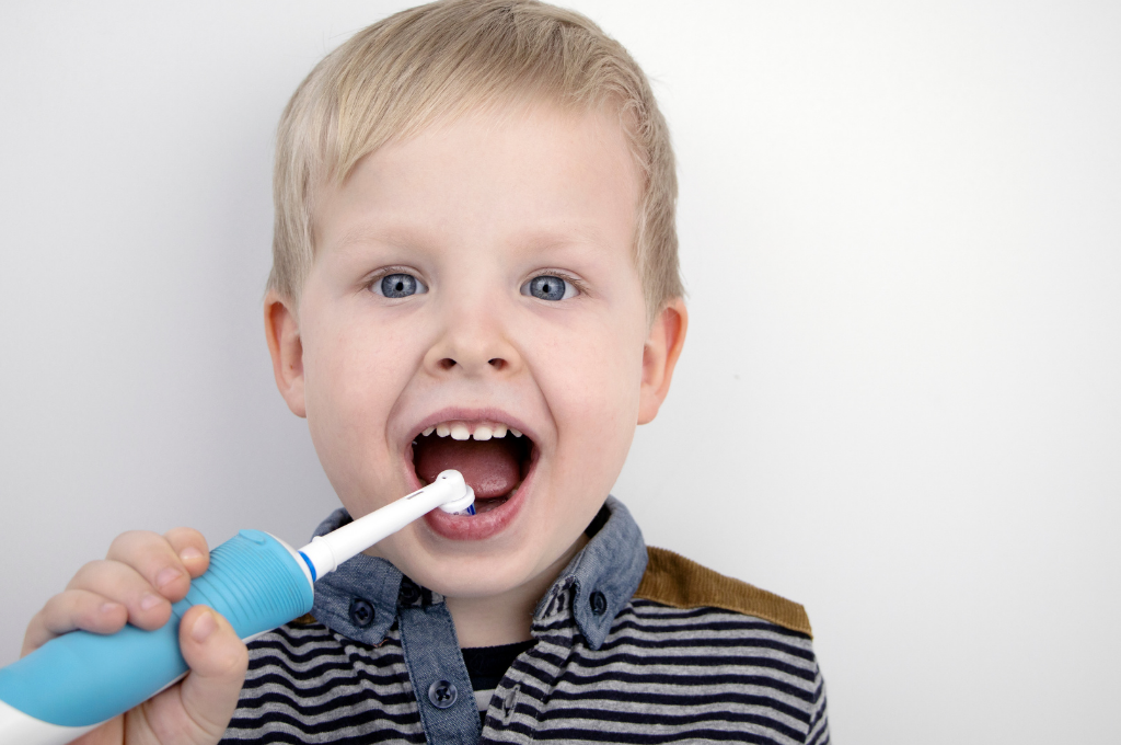Πότε μπορούμε να δώσουμε στο παιδί την πρώτη του ηλεκτρική οδοντόβουρτσα; Τα ερωτήματα ταλανίζουν ή θα ταλανίσουν κατά καιρούς τους γονείς.